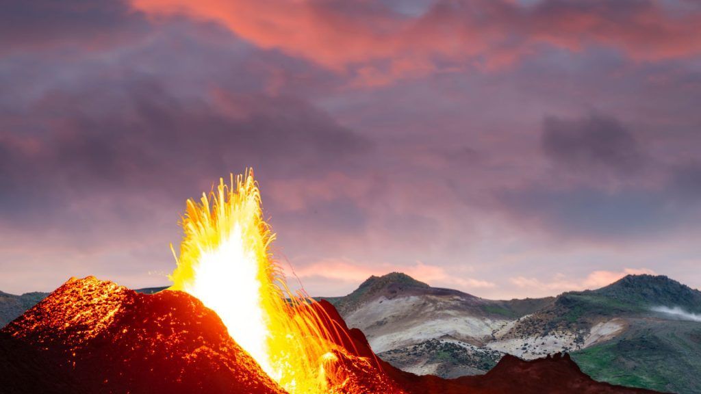 Un volcan cerca de la ciudad de Grindavik en Islandia